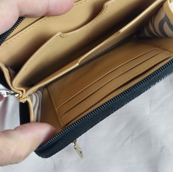 Vtg GUESS Women's Black Wallet Logo embossed Zip Organizer Wristlet Fashion - Picture 6 of 14